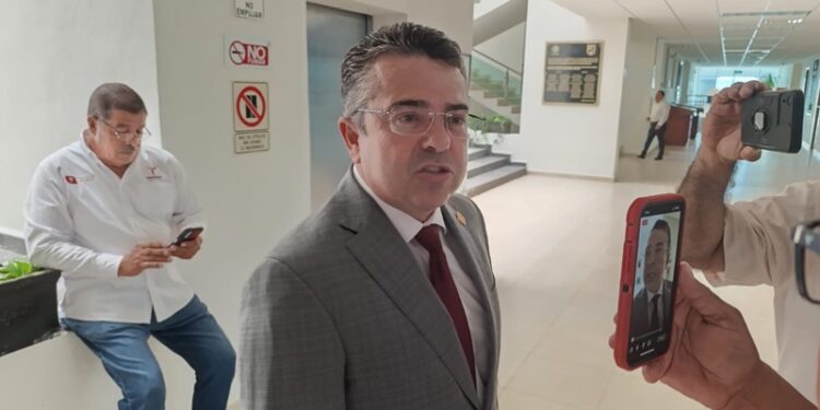 Justifica diputado peleas en el Congreso del Estado