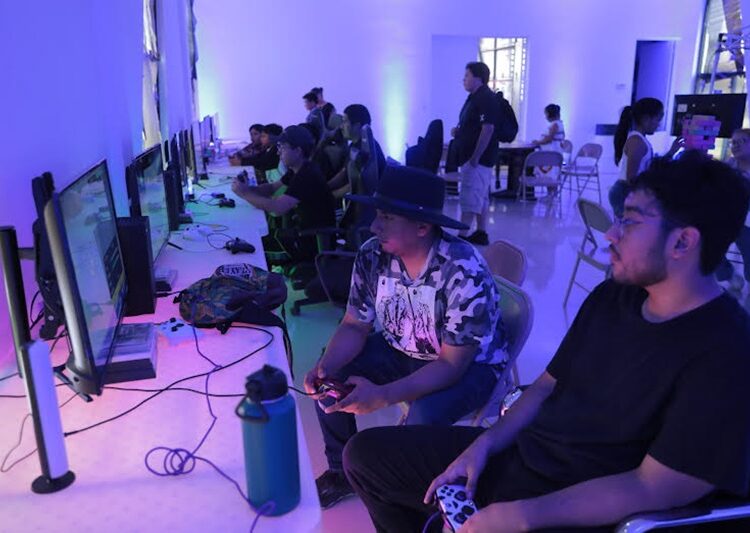 Disfrutan jóvenes neolaredenses tercera edición del “Gamer Fest”