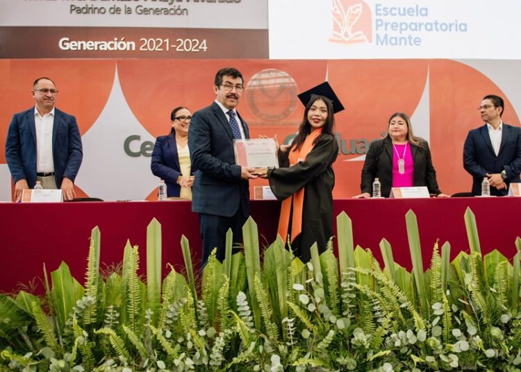 Egresan 310 estudiantes del bachillerato de la UAT en Ciudad Mante