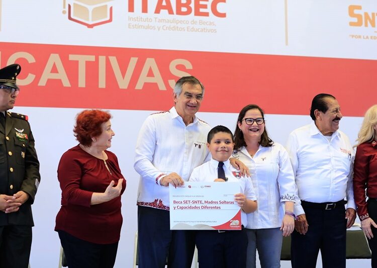 Entrega Américo becas que benefician a 54 mil estudiantes de Tamaulipas