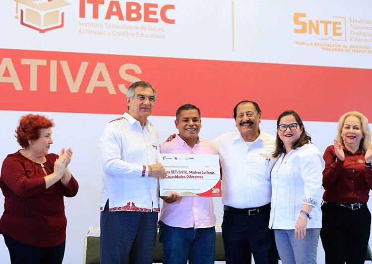 Entrega Américo becas que benefician a 54 mil estudiantes de Tamaulipas