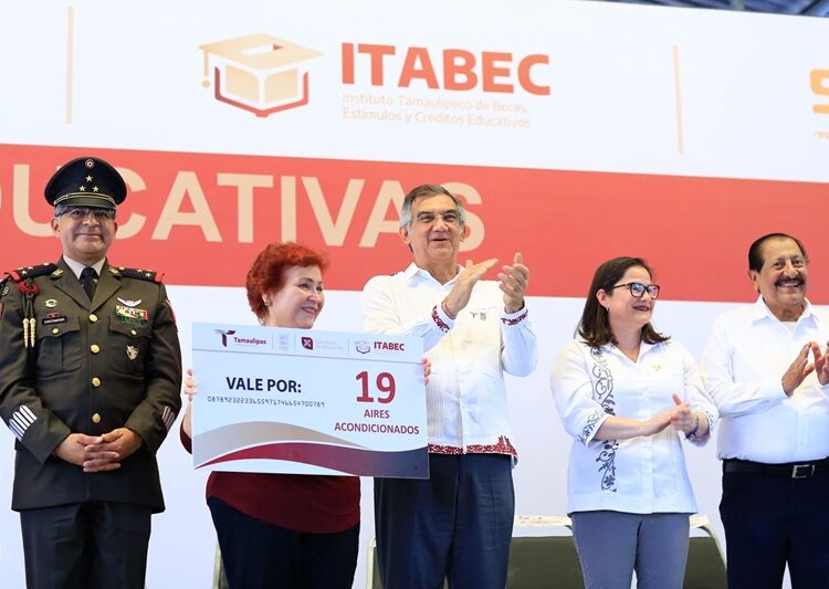 Entrega Américo becas que benefician a 54 mil estudiantes de Tamaulipas