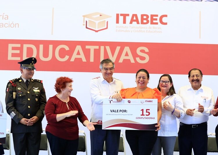Entrega Américo becas que benefician a 54 mil estudiantes de Tamaulipas