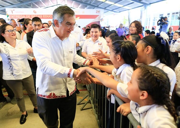 Entrega Américo becas que benefician a 54 mil estudiantes de Tamaulipas