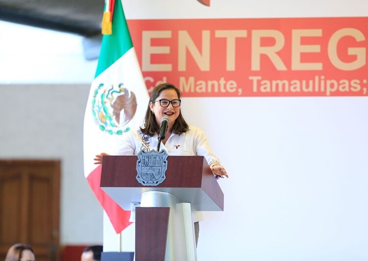 Entrega Américo becas que benefician a 54 mil estudiantes de Tamaulipas