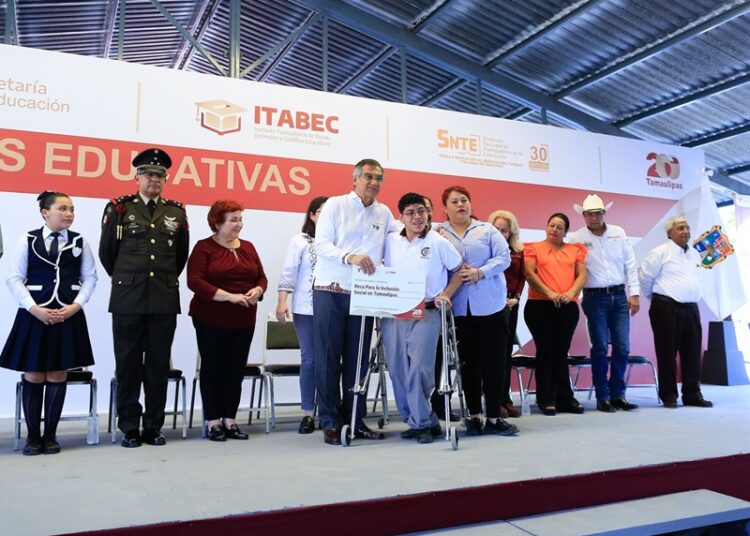 Entrega Américo becas que benefician a 54 mil estudiantes de Tamaulipas