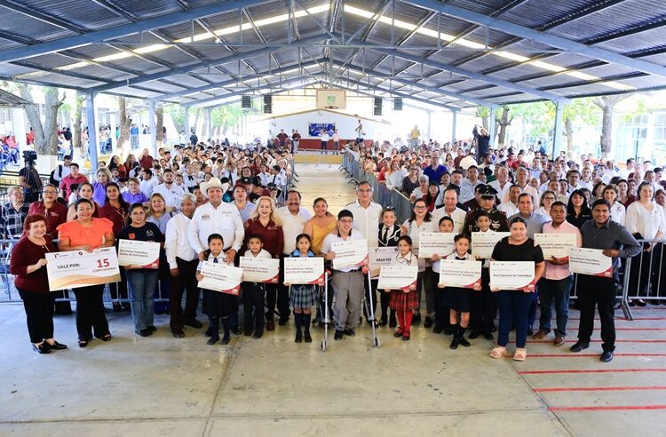 Entrega Américo becas que benefician a 54 mil estudiantes de Tamaulipas