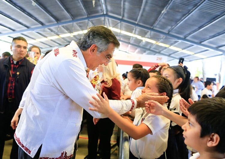 Entrega Américo becas que benefician a 54 mil estudiantes de Tamaulipas