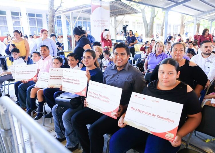 Entrega Américo becas que benefician a 54 mil estudiantes de Tamaulipas