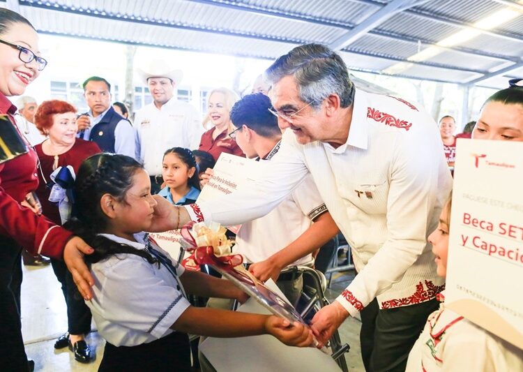 Entrega Américo becas que benefician a 54 mil estudiantes de Tamaulipas