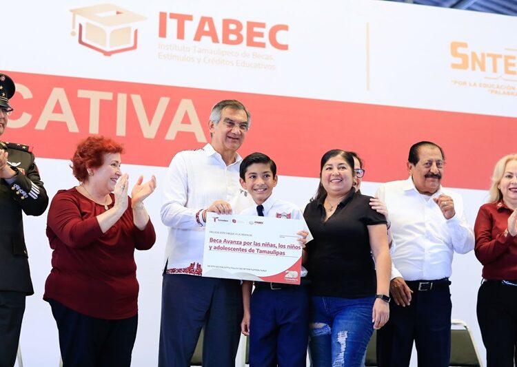 Entrega Américo becas que benefician a 54 mil estudiantes de Tamaulipas