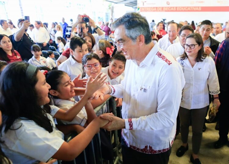 Entrega Américo becas que benefician a 54 mil estudiantes de Tamaulipas