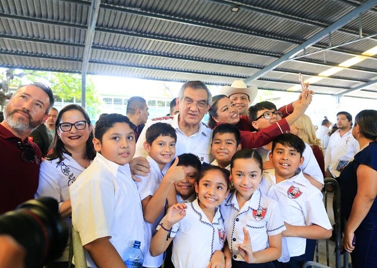 Entrega Américo becas que benefician a 54 mil estudiantes de Tamaulipas