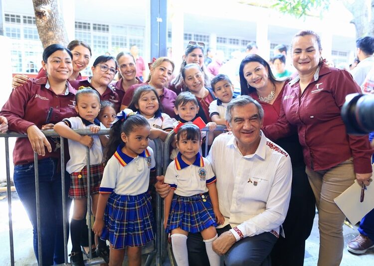 Entrega Américo becas que benefician a 54 mil estudiantes de Tamaulipas