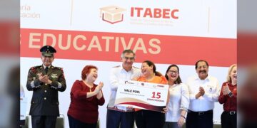 Entrega Américo becas que benefician a 54 mil estudiantes de Tamaulipas