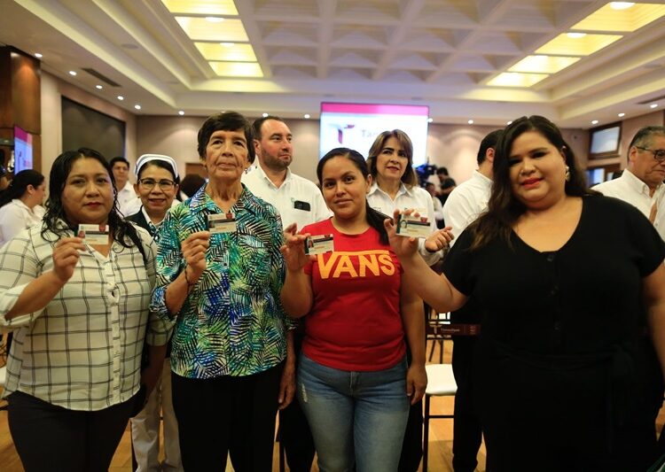 Entrega Américo credenciales del programa IMSS-Bienestar