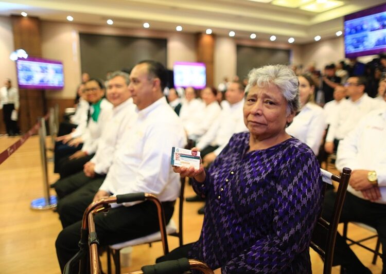 Entrega Américo credenciales del programa IMSS-Bienestar