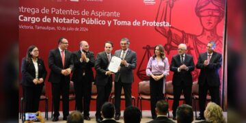 Entrega Américo patentes de aspirante a notarios públicos