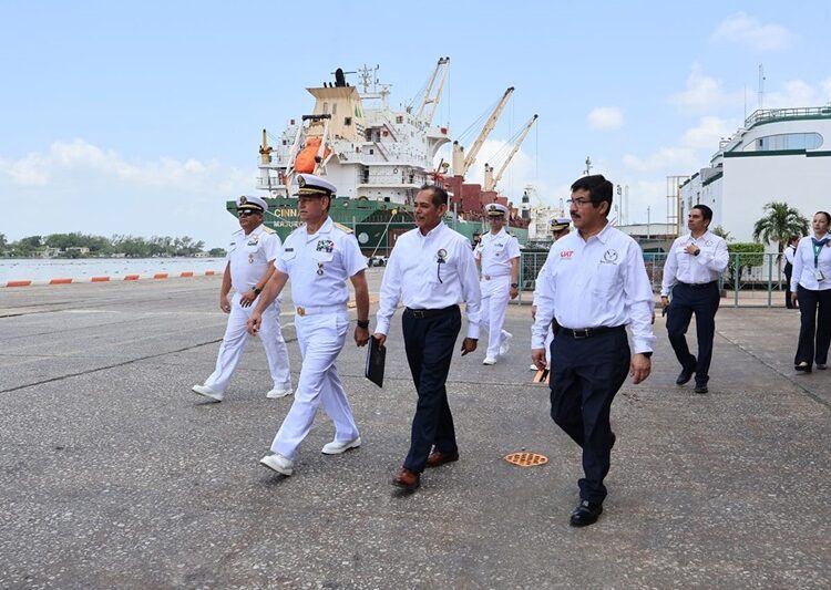 Entrega Marina buque a la UAT