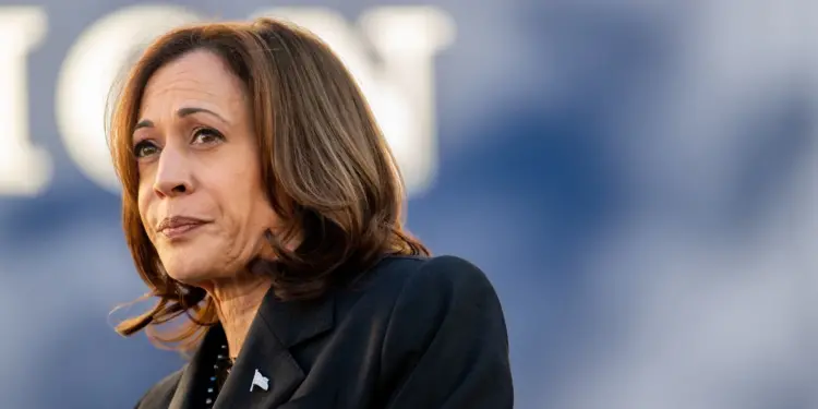 Encuesta muestra a Kamala Harris ganando a Trump