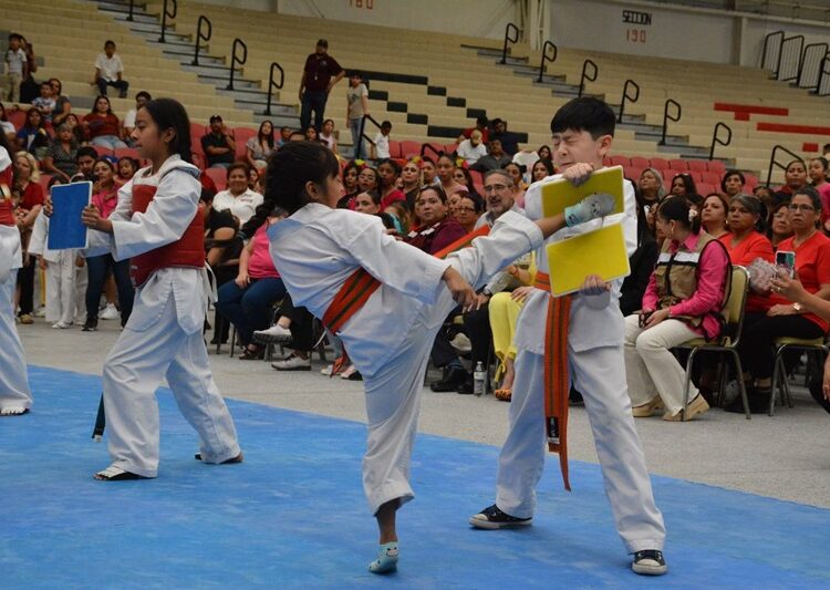 Gradúa DIF NLD a 245 alumnos de talleres de desarrollo personal y profesional