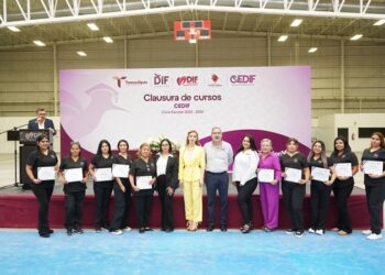 Gradúa DIF NLD a 245 alumnos de talleres de desarrollo personal y profesional