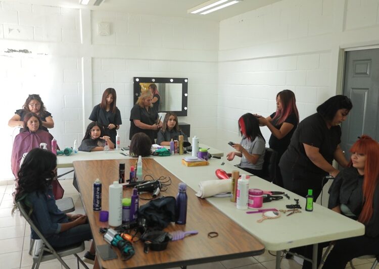 Gradúan más de 400 ciudadanos de la quinta generación de Talleres de Oficio UNE