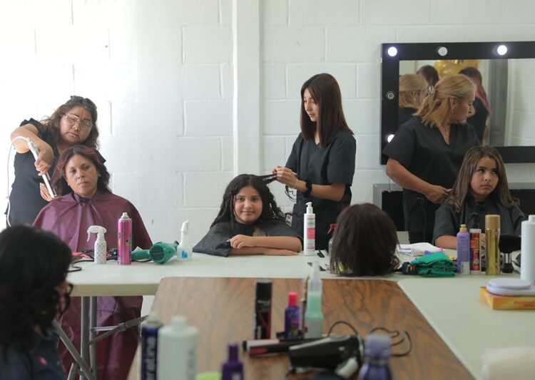 Gradúan más de 400 ciudadanos de la quinta generación de Talleres de Oficio UNE