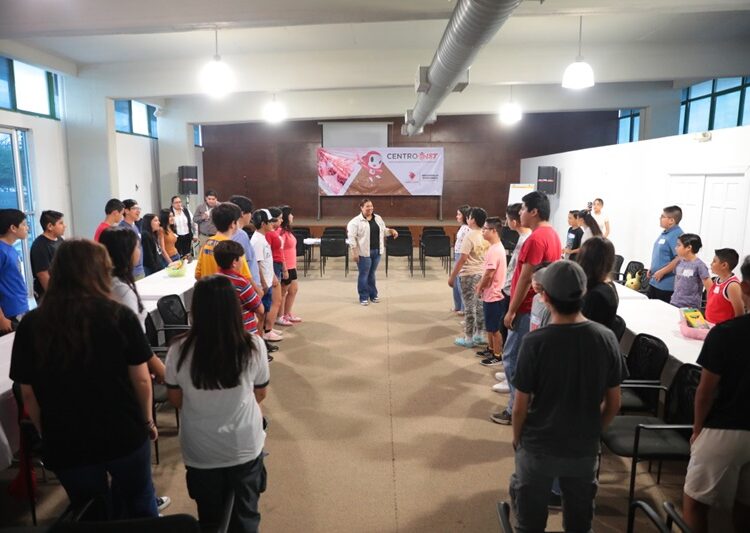 Inician adolescentes divertido campamento de ciencia y tecnología