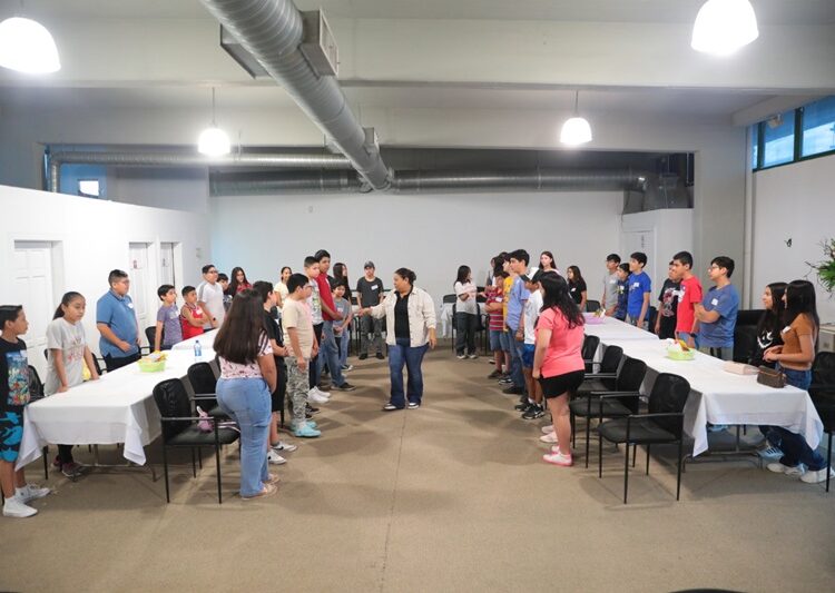 Inician adolescentes divertido campamento de ciencia y tecnología