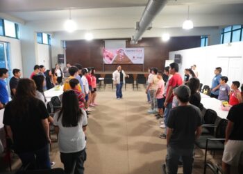 Inician adolescentes divertido campamento de ciencia y tecnología