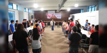 Inician adolescentes divertido campamento de ciencia y tecnología