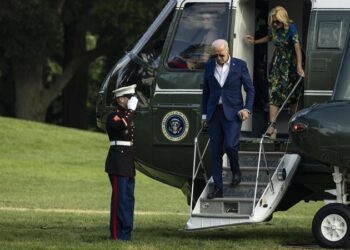 Biden pide por carta a los demócratas menos “drama” y reitera que sigue adelante