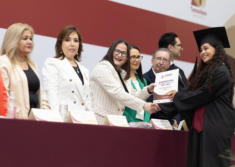 Secretaria Lucía Aimé acudió como madrina de generación 2021-2024 del ITACE