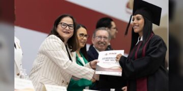 Secretaria Lucía Aimé acudió como madrina de generación 2021-2024 del ITACE