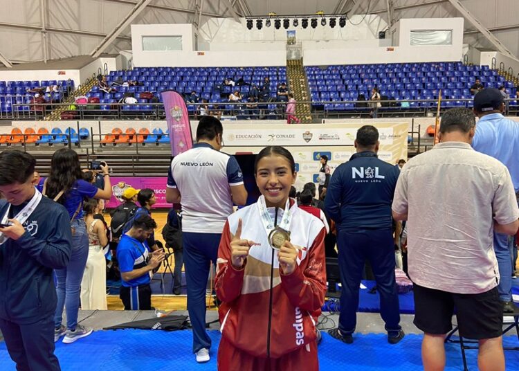 Laura Melisa, karateca de la UAT, es campeona nacional