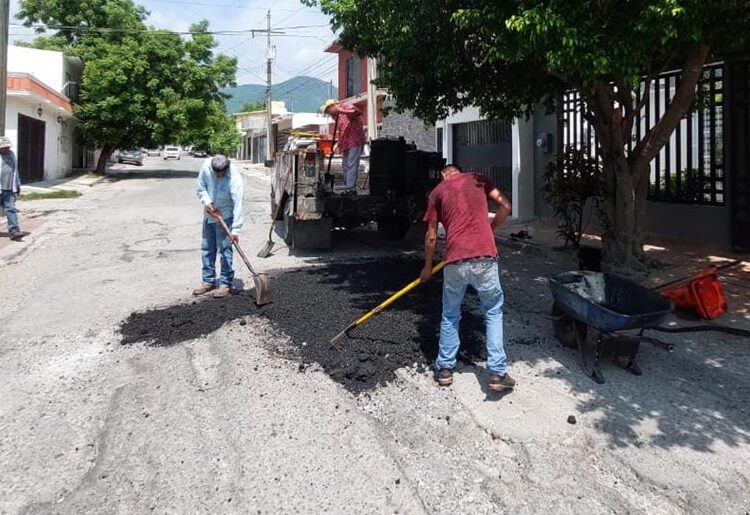 Obras de pavimentación y bacheo de calles en Victoria no se detienen
