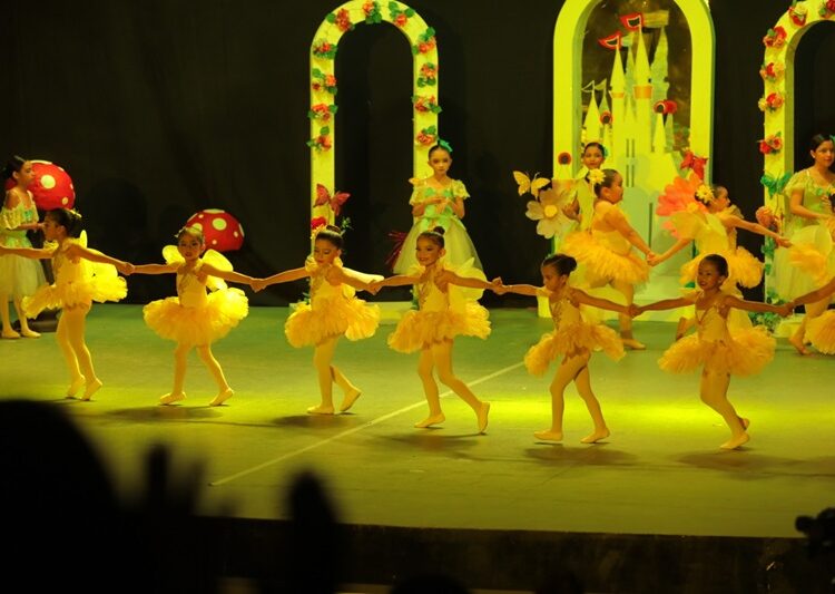 Presentan más de 200 alumnas de las casas de la cultura recital “Alicia en el País de las Maravillas”