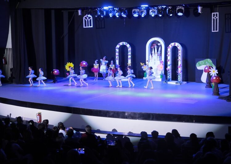 Presentan más de 200 alumnas de las casas de la cultura recital “Alicia en el País de las Maravillas”