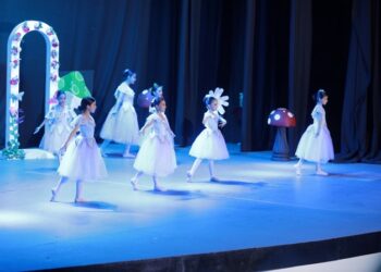 Presentan más de 200 alumnas de las casas de la cultura recital “Alicia en el País de las Maravillas”
