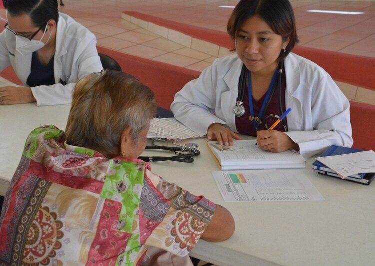 Realizan Jornada de vacunación para proteger a los adultos mayores