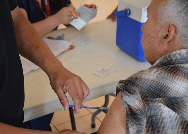Realizan Jornada de vacunación para proteger a los adultos mayores