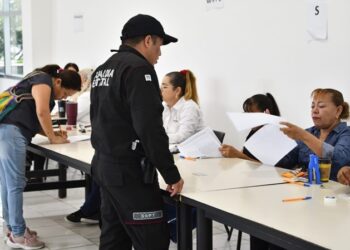 Recibe personal de la SSPT becas para servidores públicos e hijos
