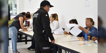 Recibe personal de la SSPT becas para servidores públicos e hijos