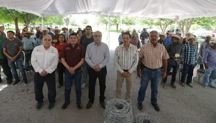 Apoya Desarrollo Rural a productores con material para cercos perimetrales
