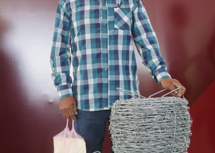 Apoya Desarrollo Rural a productores con material para cercos perimetrales