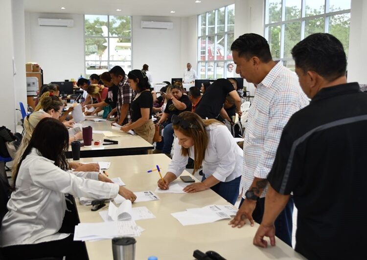 Recibe personal de la SSPT becas para servidores públicos e hijos