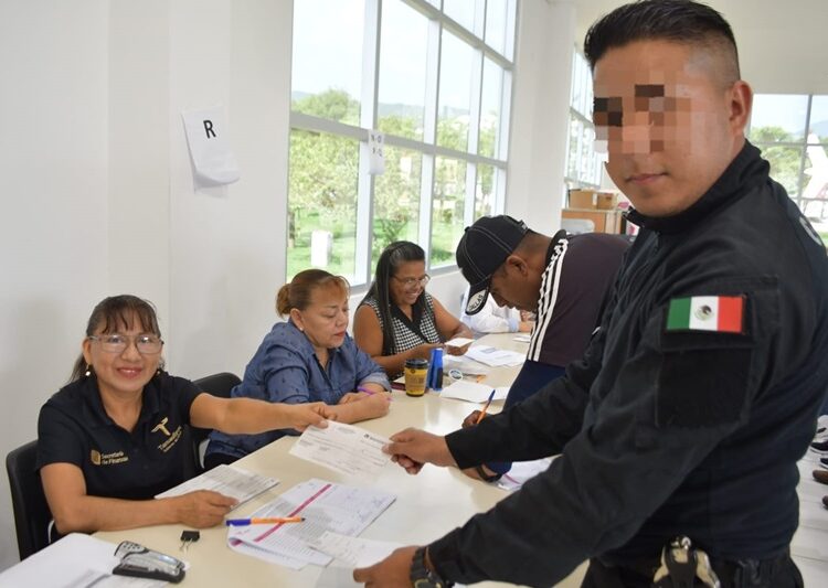 Recibe personal de la SSPT becas para servidores públicos e hijos