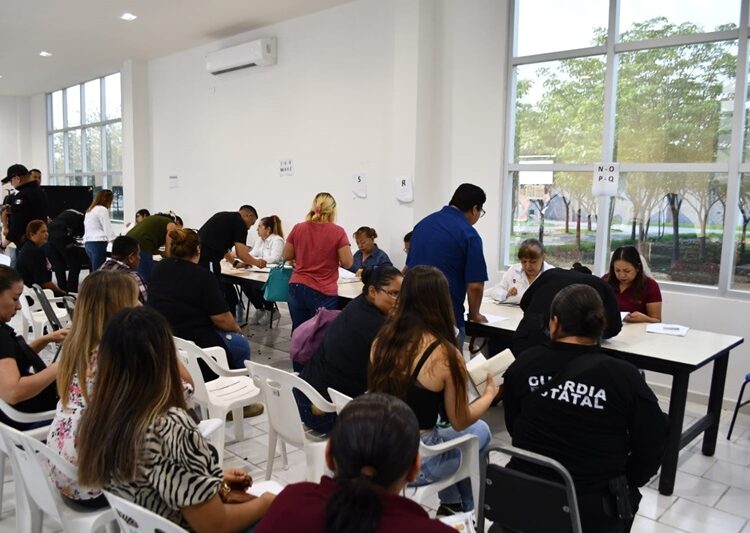 Recibe personal de la SSPT becas para servidores públicos e hijos