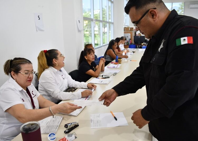 Recibe personal de la SSPT becas para servidores públicos e hijos
